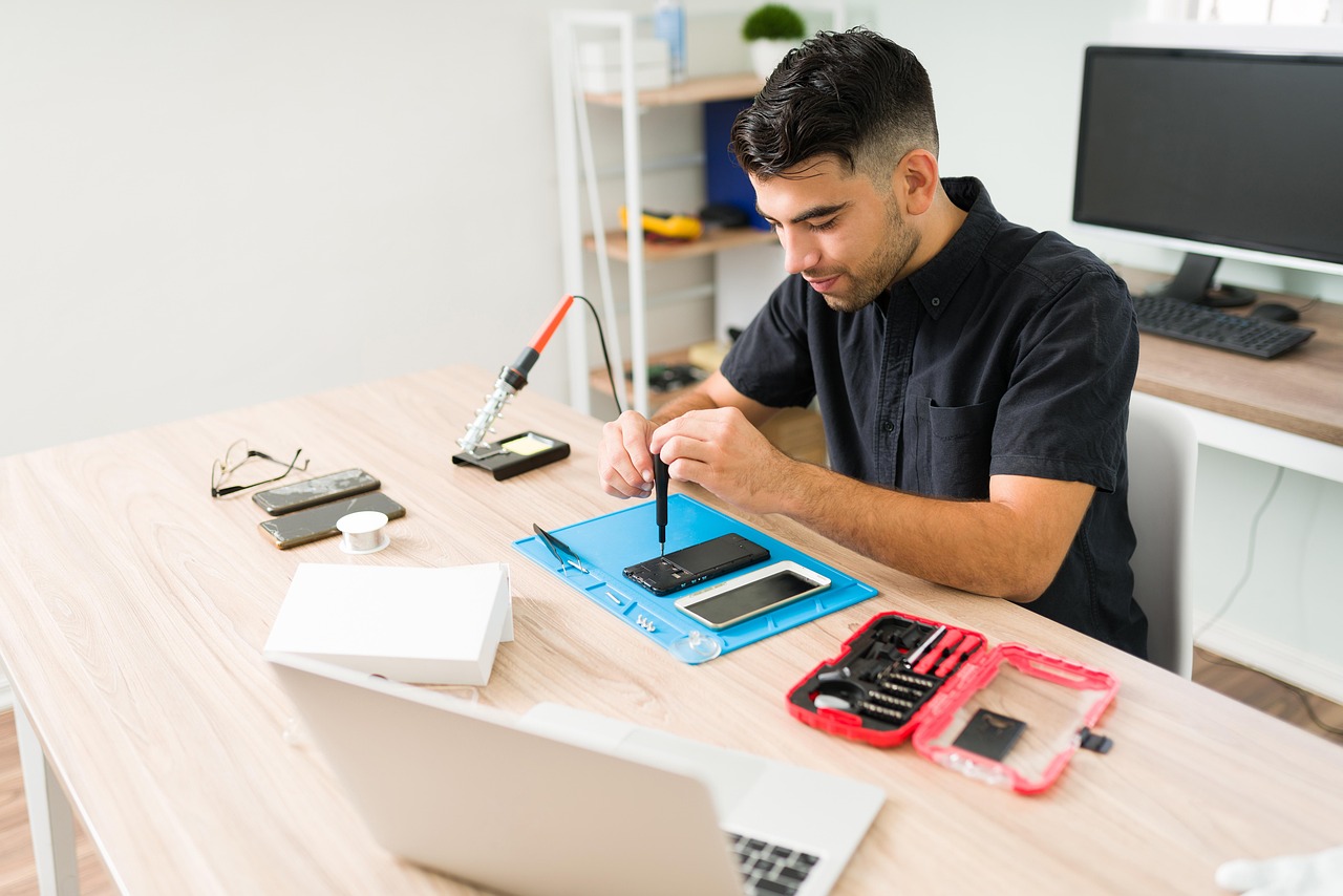IT support specialist providing 24/7 help desk services to Taunton, MA businesses — Triton Technologies.