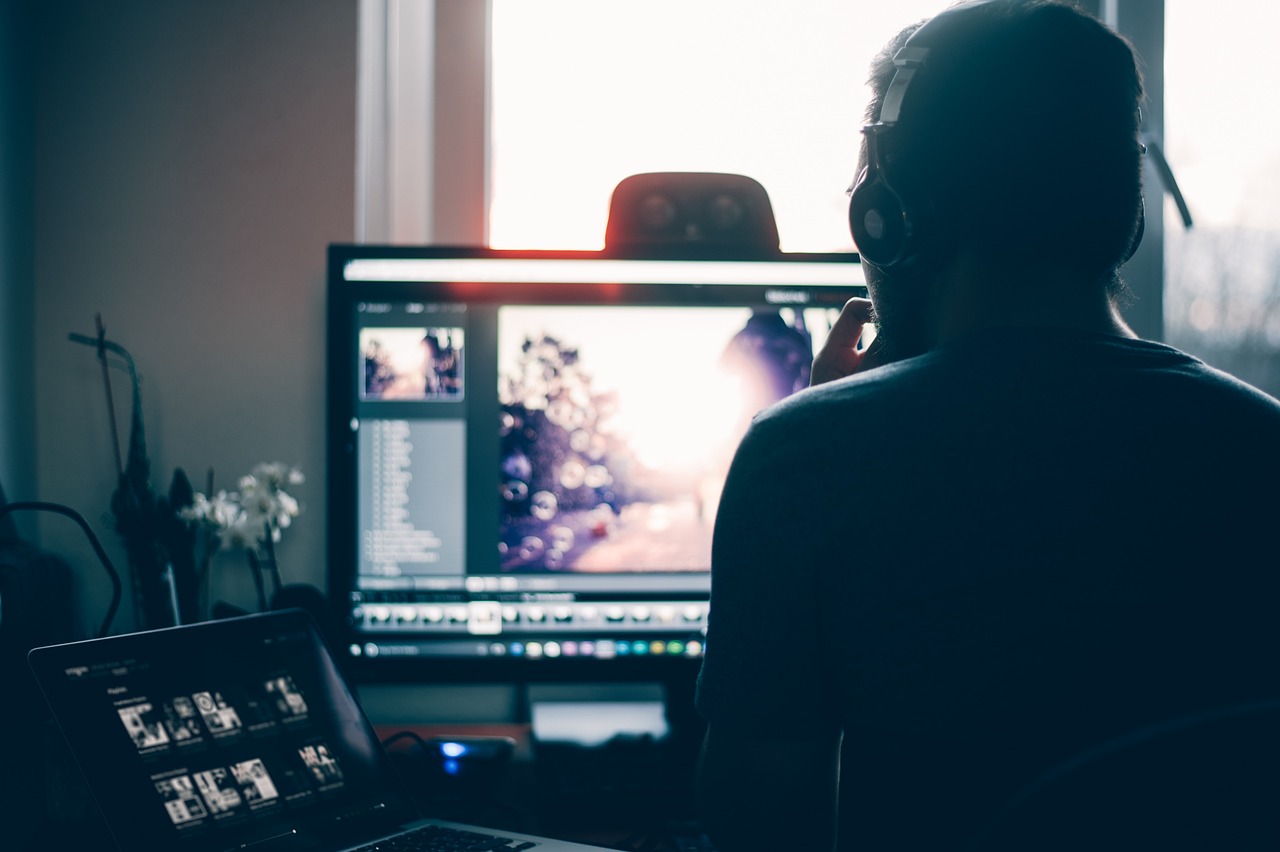 IT helpdesk technician with headset providing remote managed IT support